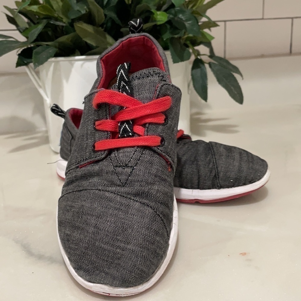 Toms kids size 4 lace up great condition